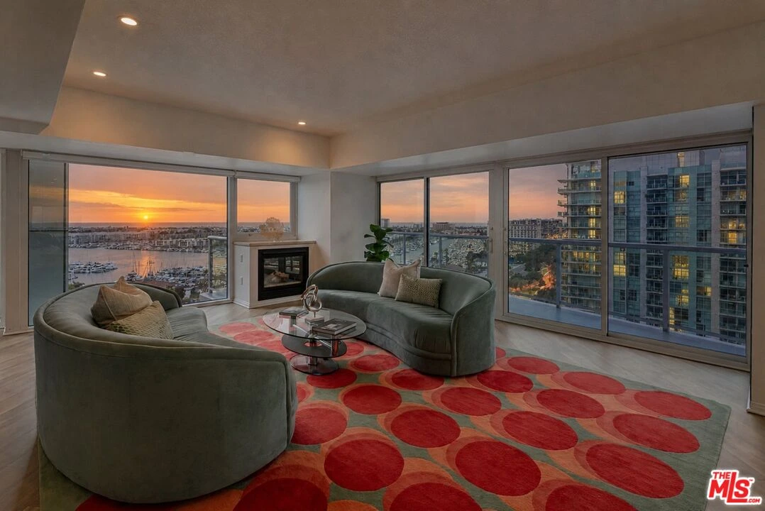 13600 Marina Pointe Dr, #1611